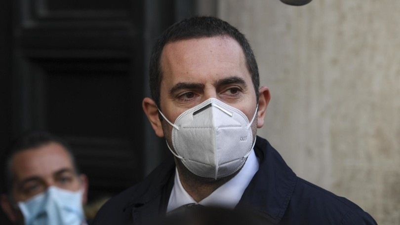 Spadafora: "Tifosi negli stadi? Non ancora, ma riapriamo palestre e piscine"