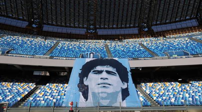 Maradona, una statua davanti allo stadio a Napoli: venerdì parte l'iter in Comune