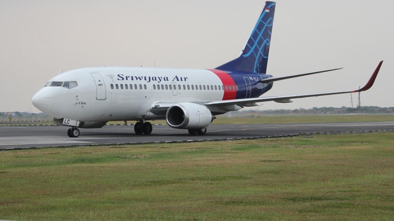Shock in Indonesia: Boeing 737 precipitato in mare con 62 persone a bordo