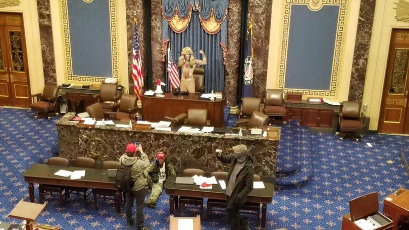 Usa, arrestato lo "sciamano" Jake Angeli per i disordini a Capitol Hill