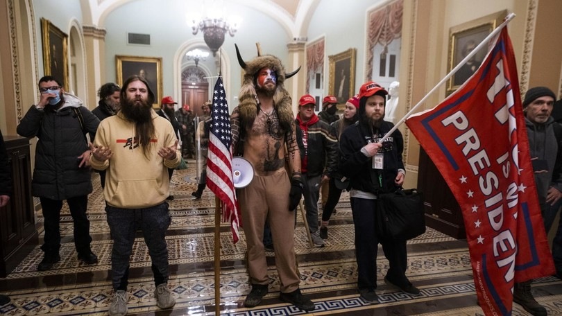 Lo Sciamano di Trump Jake Angeli e la clamorosa rivelazione: Ecco perché l'ho fatto