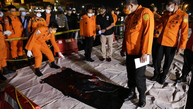Indonesia, trovati resti umani nell'aereo caduto