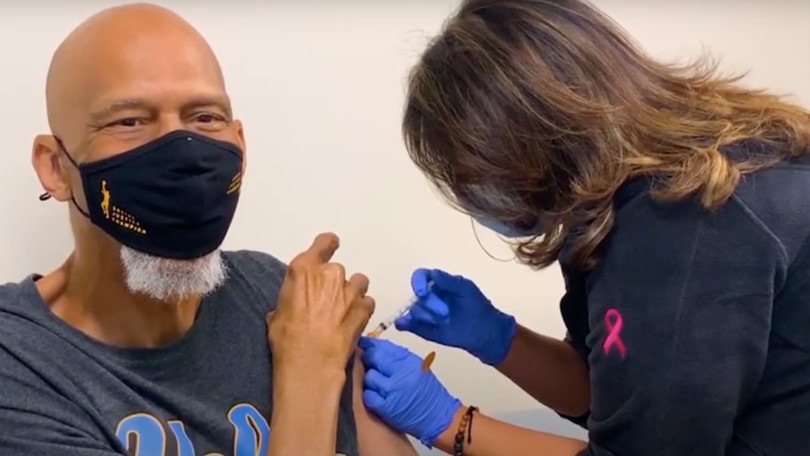 Covid, Kareem Abdul-Jabbar riceve il vaccino e si mostra in video
