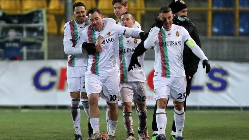 La Ternana non si ferma più: 3-0 alla Juve Stabia. Bari ok di misura