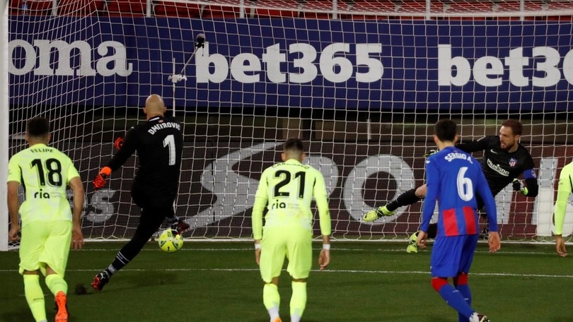 Dmitrovic, il portiere goleador non basta all'Eibar: vince l'Atletico con doppietta di Suarez