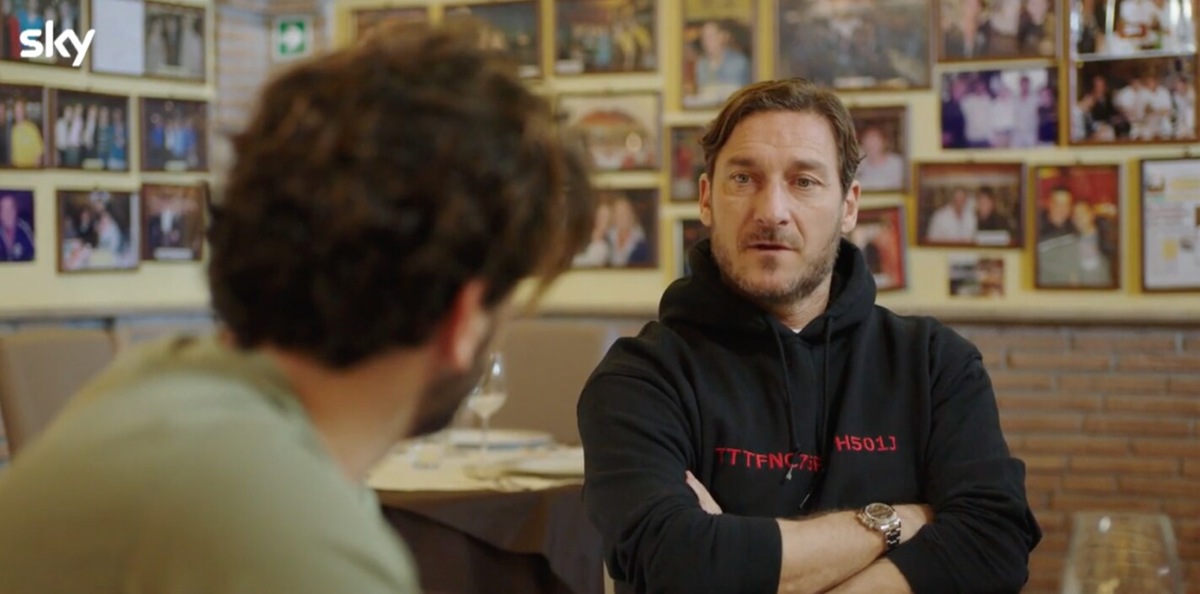 Speravo de morì prima, la terza clip con Francesco Totti