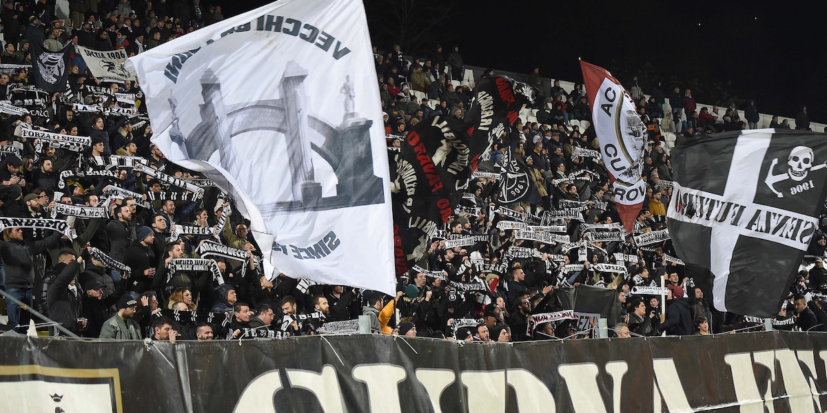 Cessione Spezia, i tifosi sono contro la società ma difendono la squadra