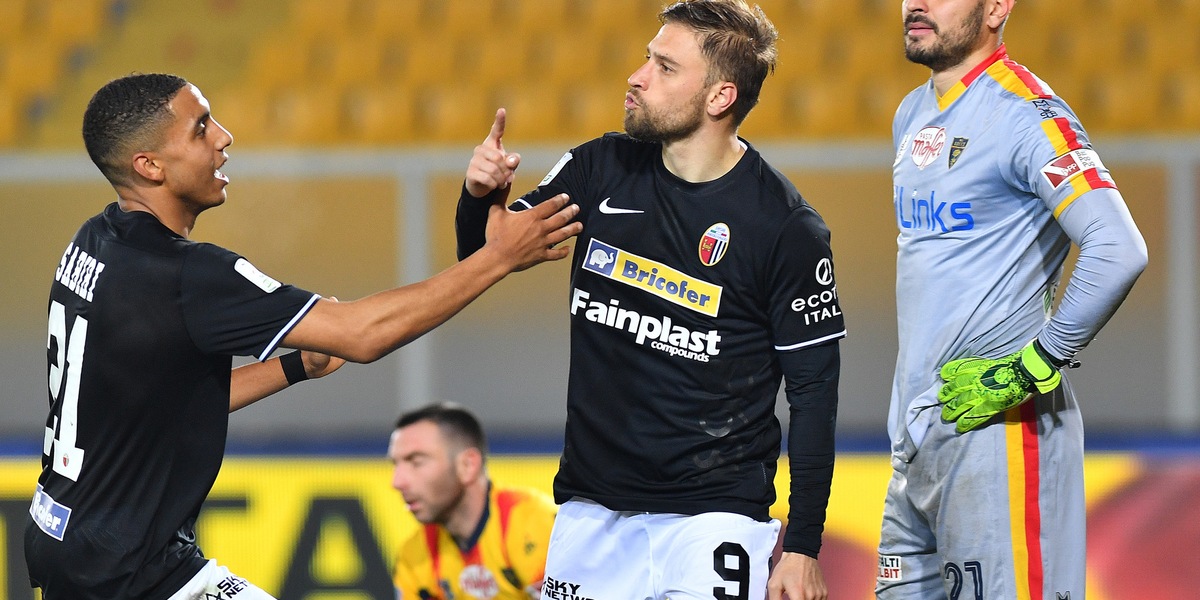 Mancosu tradisce il Lecce, l'Ascoli rimonta con doppio Dionisi: 1-2