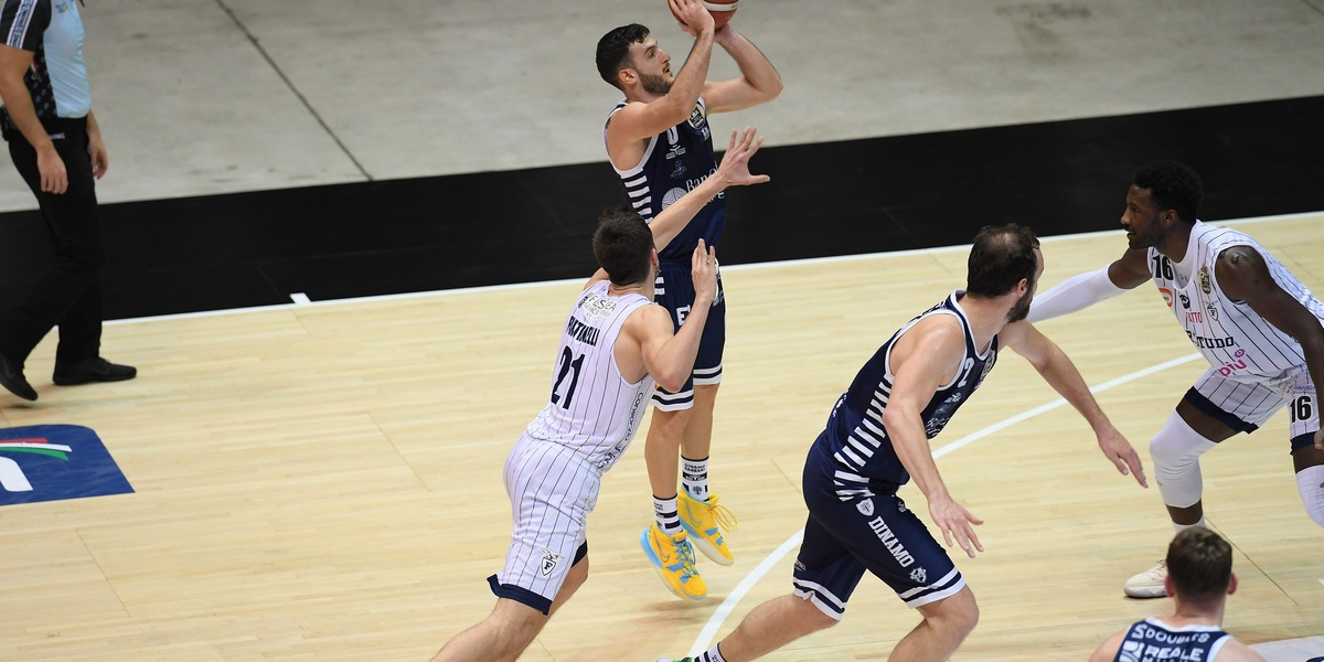 Sassari vince all'Unipol Arena 89-79 contro la Fortitudo