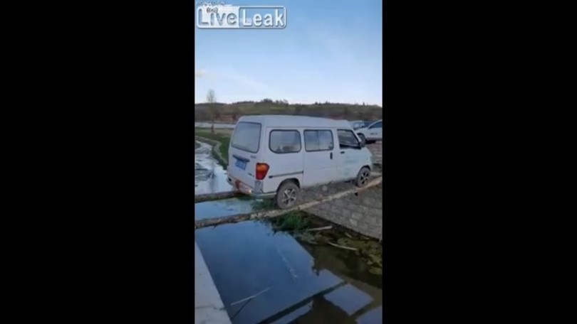 Un camion gigante passerà sopra un mini ponte di legno?