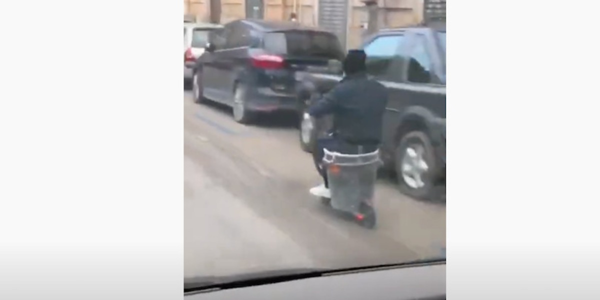 Il colpo di genio: un secchio e un monopattino diventa scooter