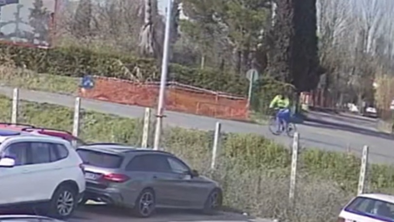 Travolto a 82 anni in sella alla bici: vivo per miracolo