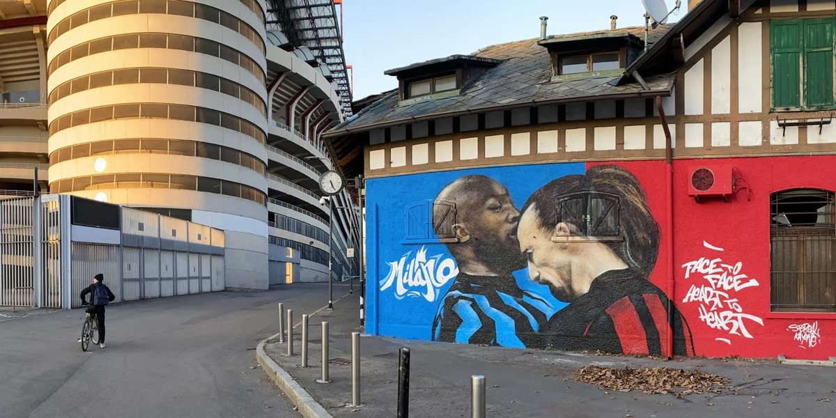 Milan-Inter, a San Siro murales con Lukaku e Ibra