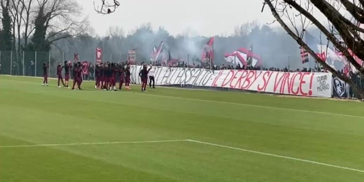 Milan, centinaia di tifosi incitano la squadra per il derby