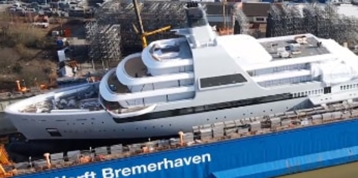 Abramovich si è regalato un mega yacht da 140 metri. Quanto costa?