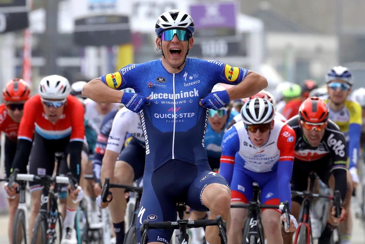 Omloop Het Nieuwsblad, Davide Ballerini trionfa in volata