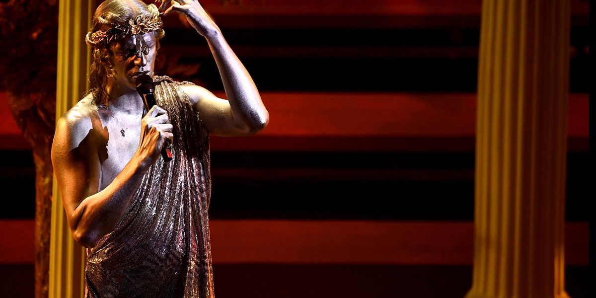 Sanremo, Achille Lauro statua greca: il significato del quadro