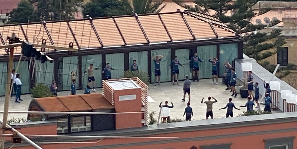 Napoli, la rifinitura si fa sul terrazzo dell'hotel!