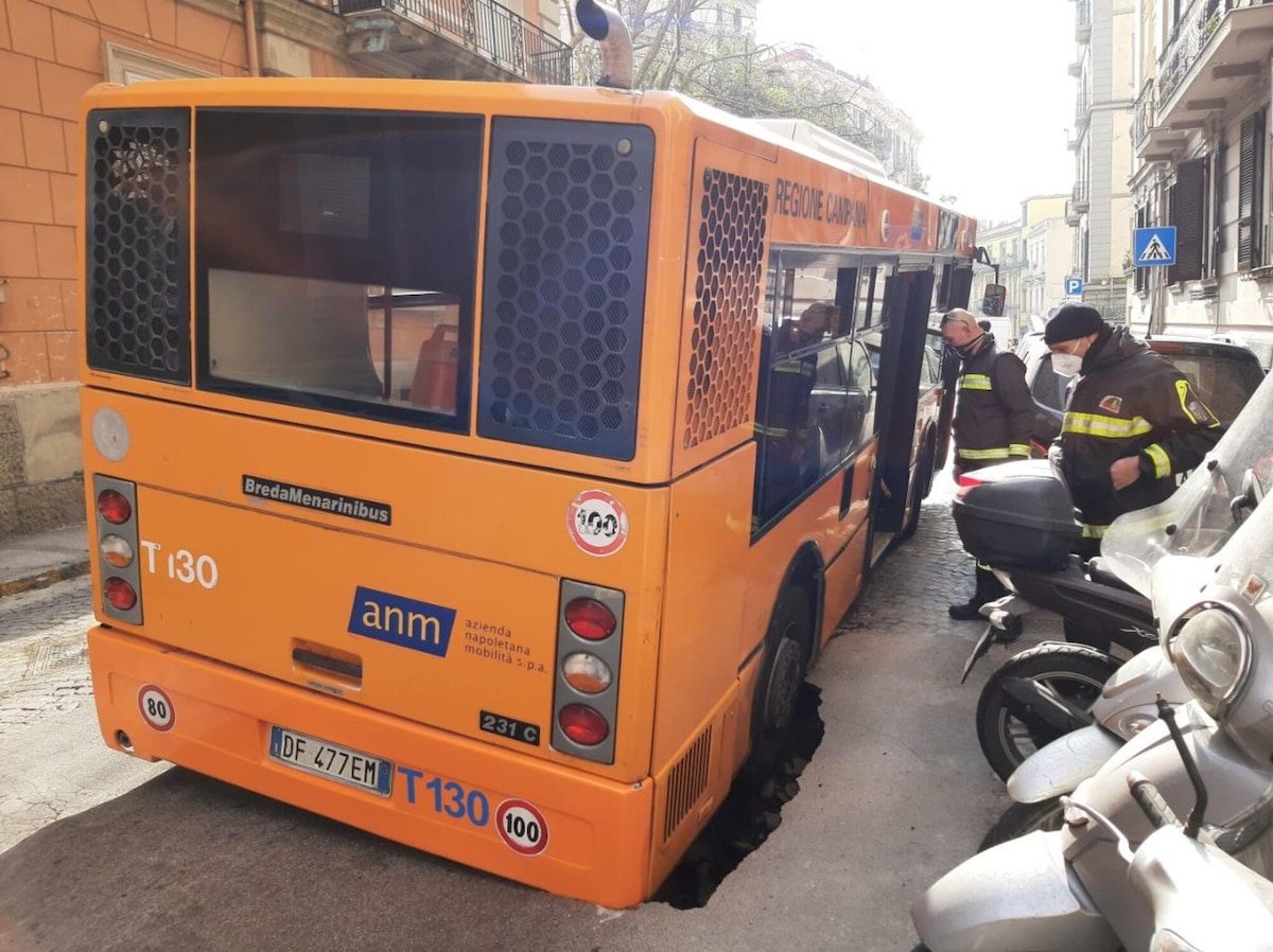 Napoli, bus sprofonda in una voragine: panico tra i passeggeri