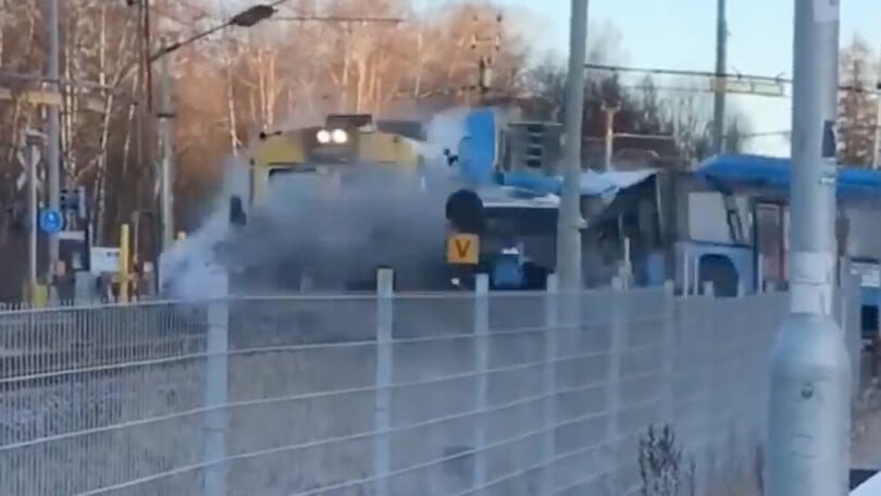 Terrore in Svezia: treno deraglia e prende in pieno un autobus