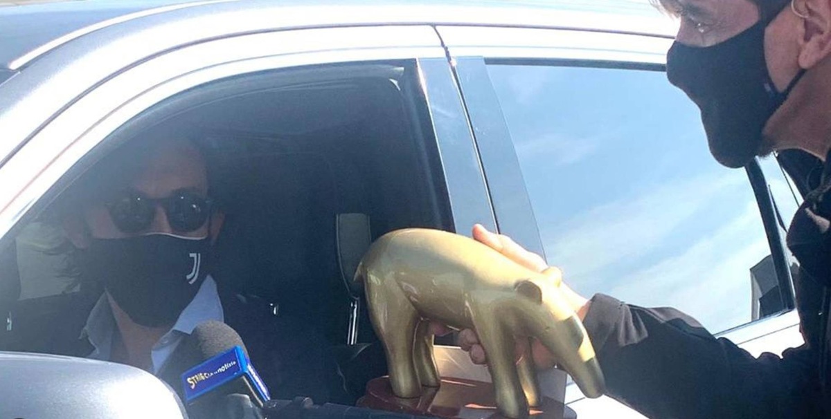 Andrea Pirlo, Tapiro d'oro dopo l'eliminazione dalla Champions League