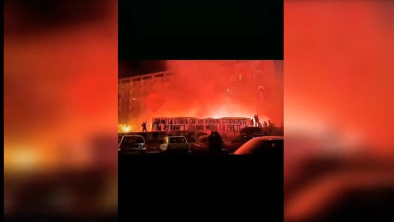 Roma, i Fedayn festeggiano 49 anni. Fuochi d'artificio e fumogeni: festa da brividi