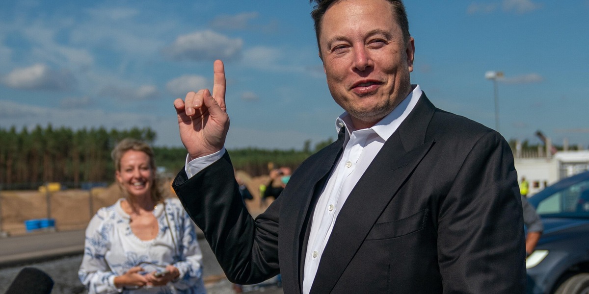 Covid, Elon Musk riapre Tesla: è boom di contagi tra i dipendenti