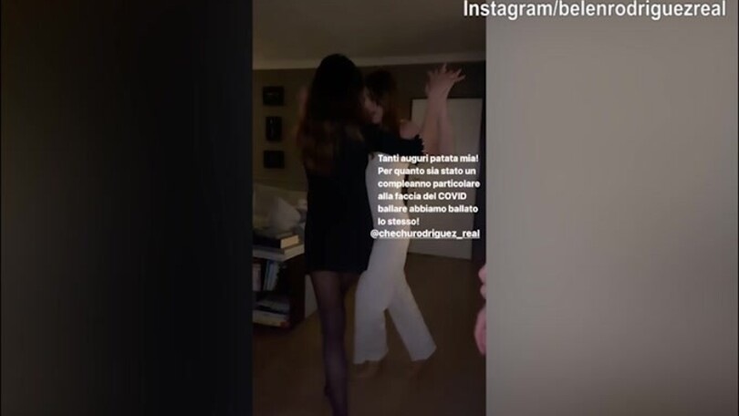 Belen balla con la sorella e scrive: "Alla faccia del Covid"