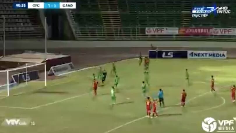 Vietnam, il portiere perde la testa e si sfoga sull'arbitro!
