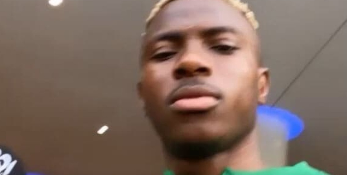 Osimhen, risate e sfottò con i compagni della Nigeria