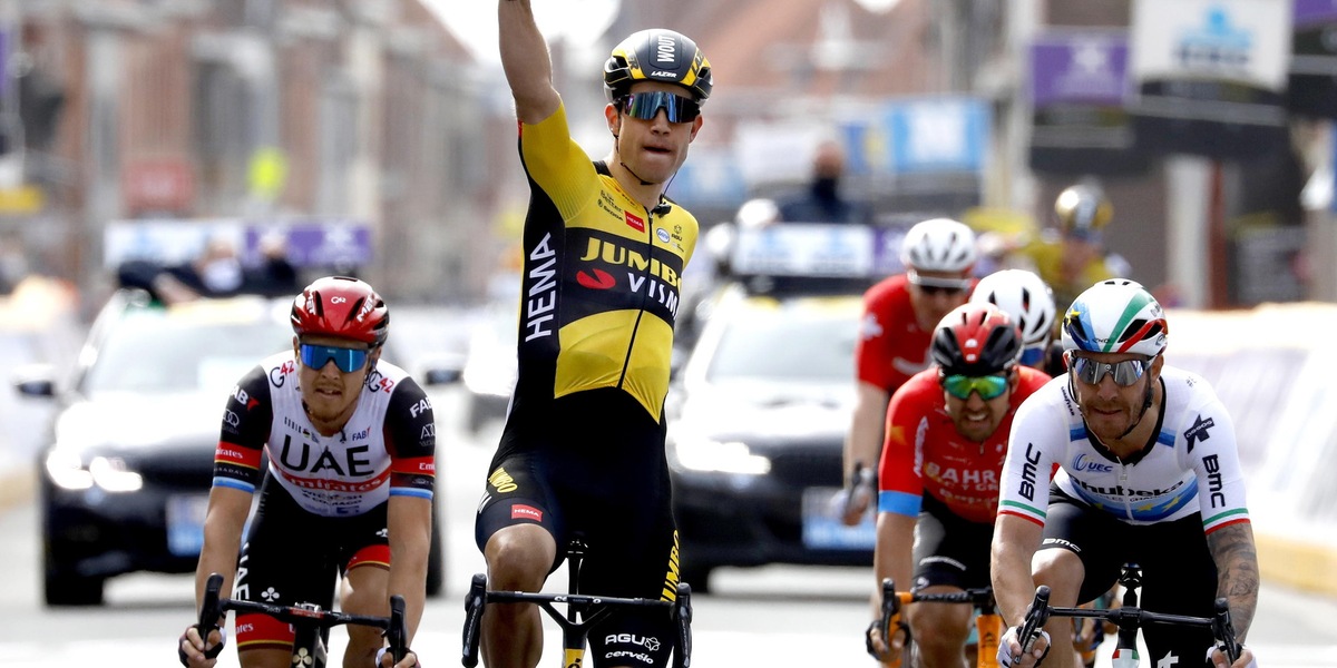 Gand-Wevelgem, vince Van Aert: beffati tre azzurri in volata