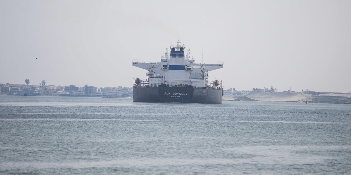 Canale di Suez, è finito l'ingorgo. Transitata l'ultima nave in coda