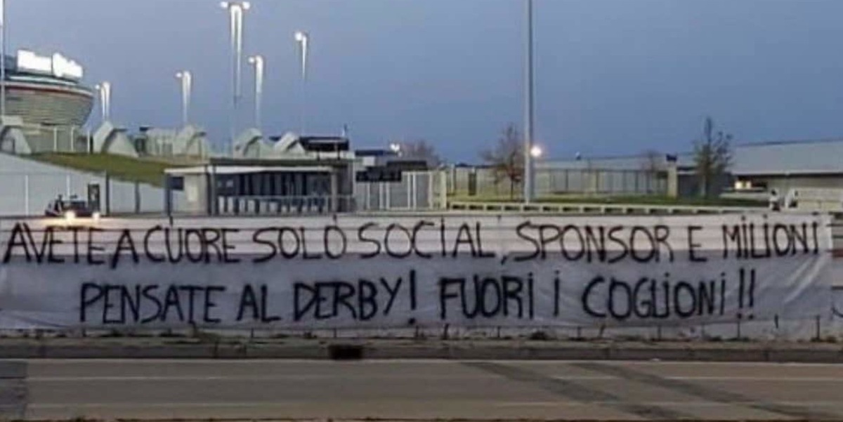 Juve, lo striscione rabbioso dei tifosi: "Pensate solo ai milioni"