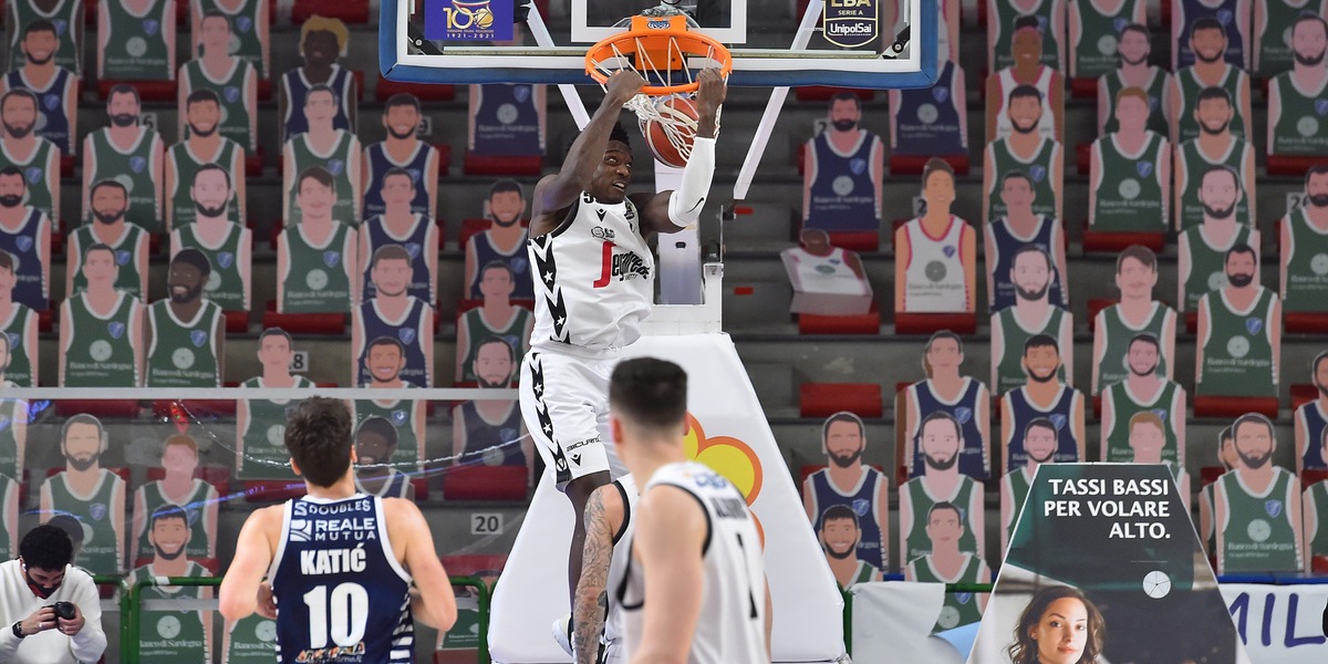 La Virtus Bologna annienta Sassari, Banks trascina la Fortitudo