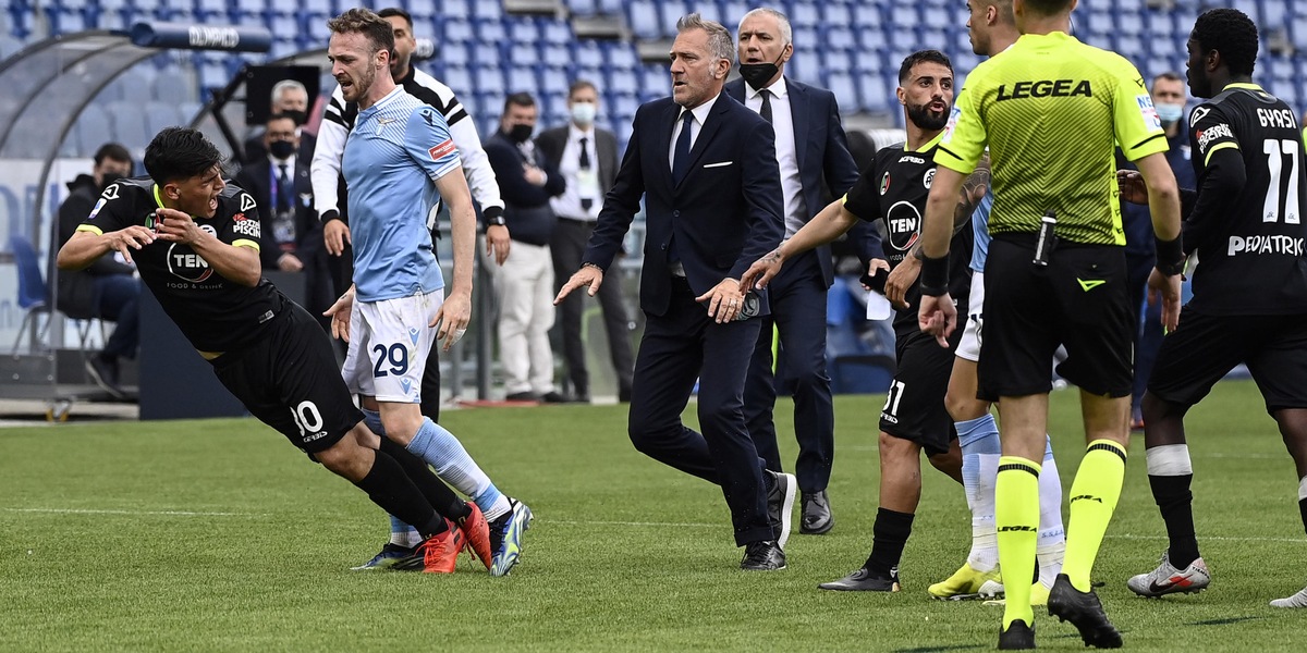 Lazio, un turno di squalifica a Lazzari e Correa