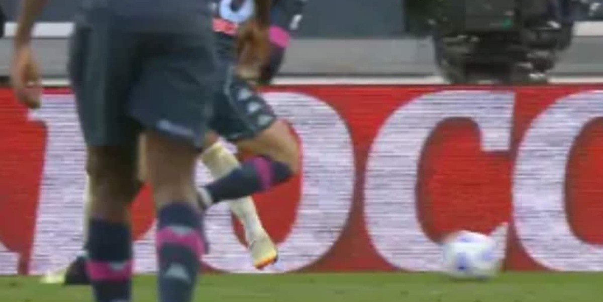 Juve-Napoli, su Chiesa e Zielinski due rigori clamorosi!