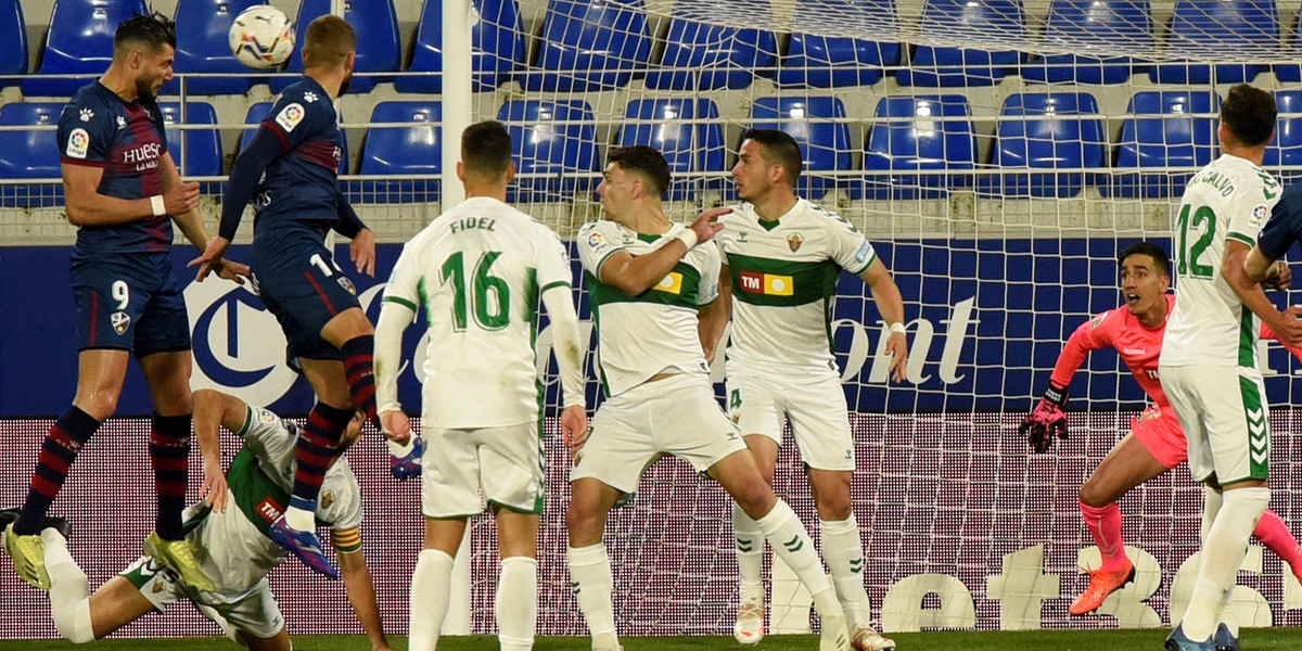 Liga: Vavro autogol, ma l'Huesca vince e sorpassa l'Elche
