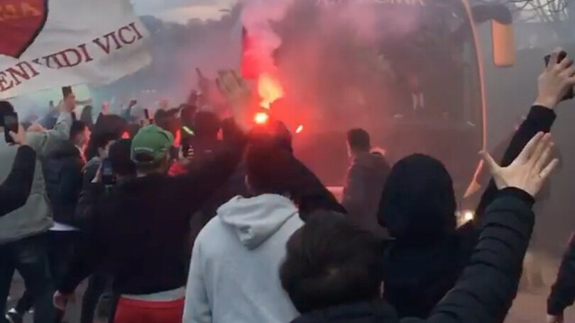 I tifosi caricano la Roma: fumogeni e bandiere al Fulvio Bernardini