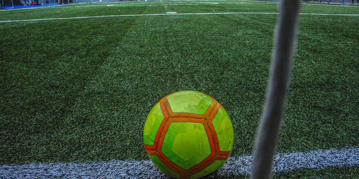 Calciatore muore nel Napoletano durante partita per ricordare il fratello