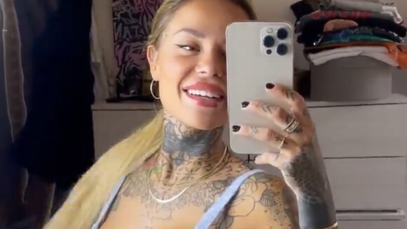 Zoe Cristofoli: décolleté da urlo e pantaloncino mini