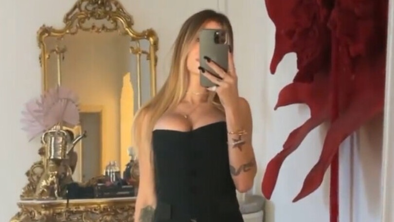 Chiara Nasti, pantaloncino mini e décolleté da capogiro