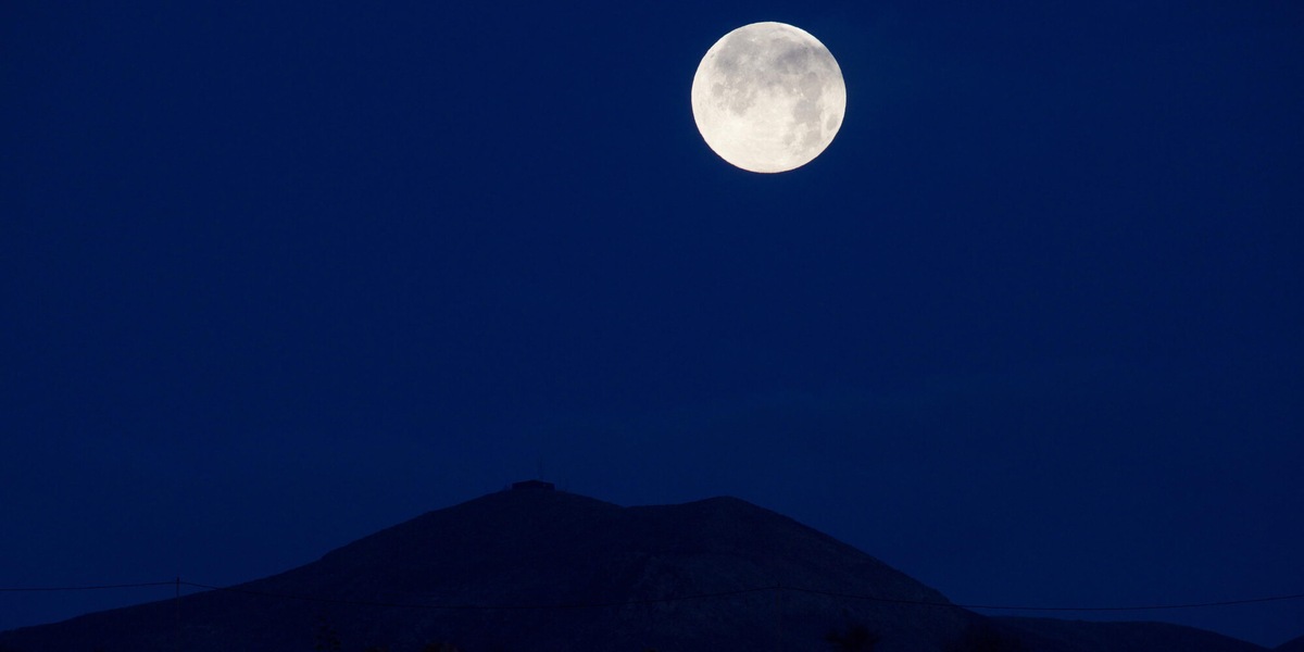 Superluna rosa, ecco a che ora puntare gli occhi al cielo