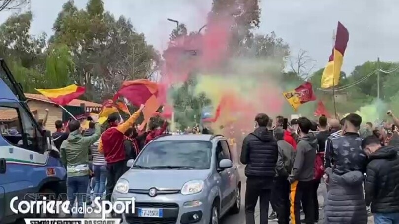 Roma, delirio a Trigoria: i tifosi caricano la squadra con bandiere e fumogeni