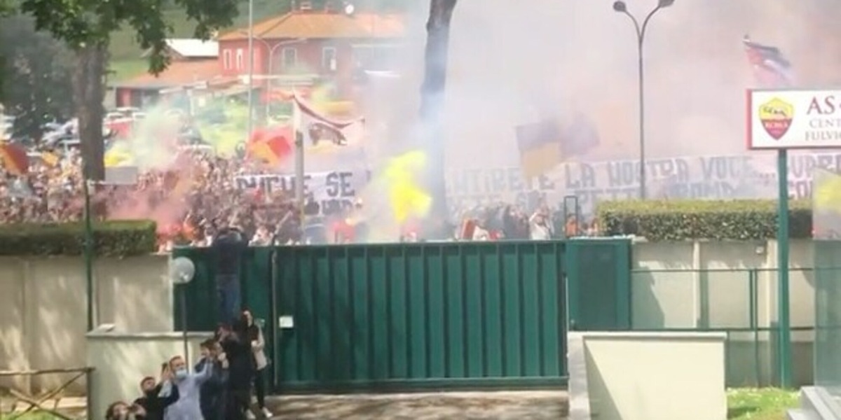 Roma, delirio dei tifosi a Trigoria: ecco le riprese dal centro sportivo