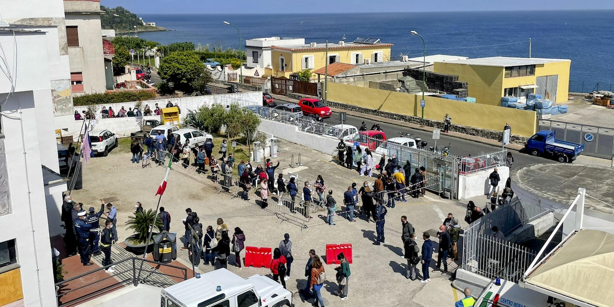 Procida Covid Free: partita sull'isola la vaccinazione di massa