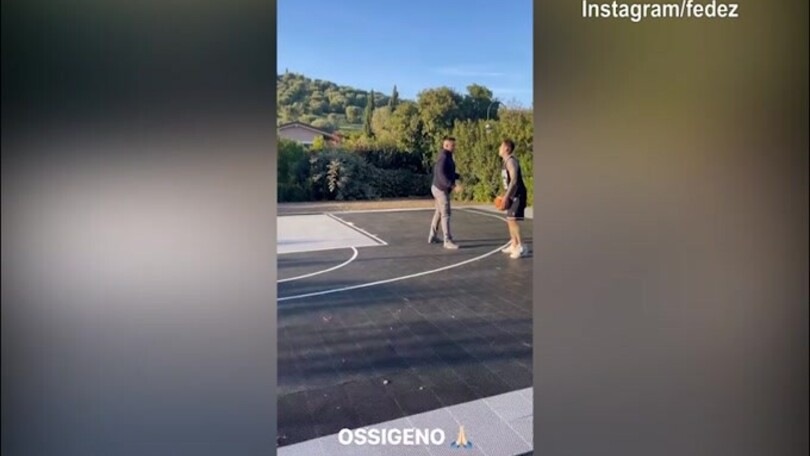 Fedez, spettacolo nel campo di basket