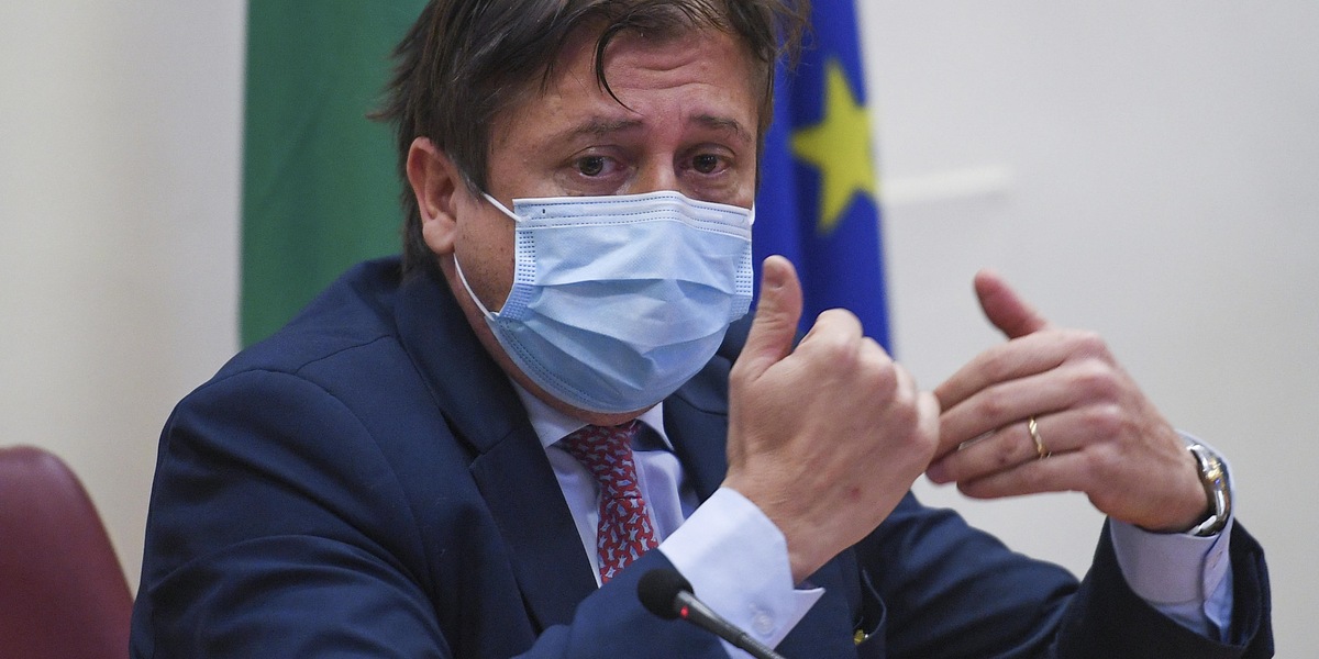 Covid, Sileri: "Mascherine al chiuso ancora per un bel po'"