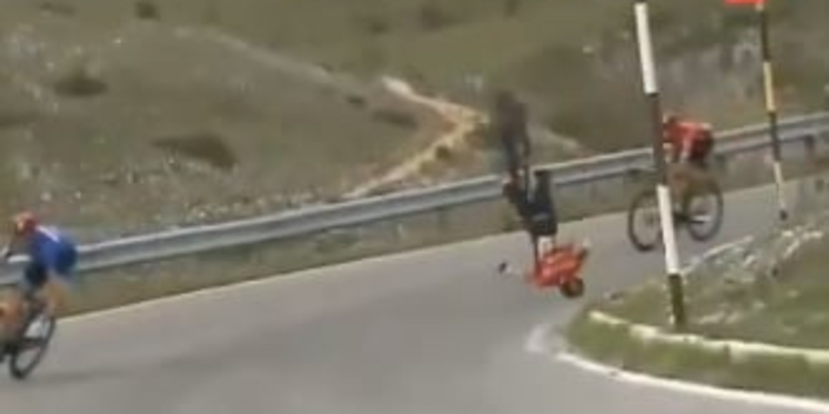 Mohoric shock, caduta spaventosa durante il Giro d'Italia