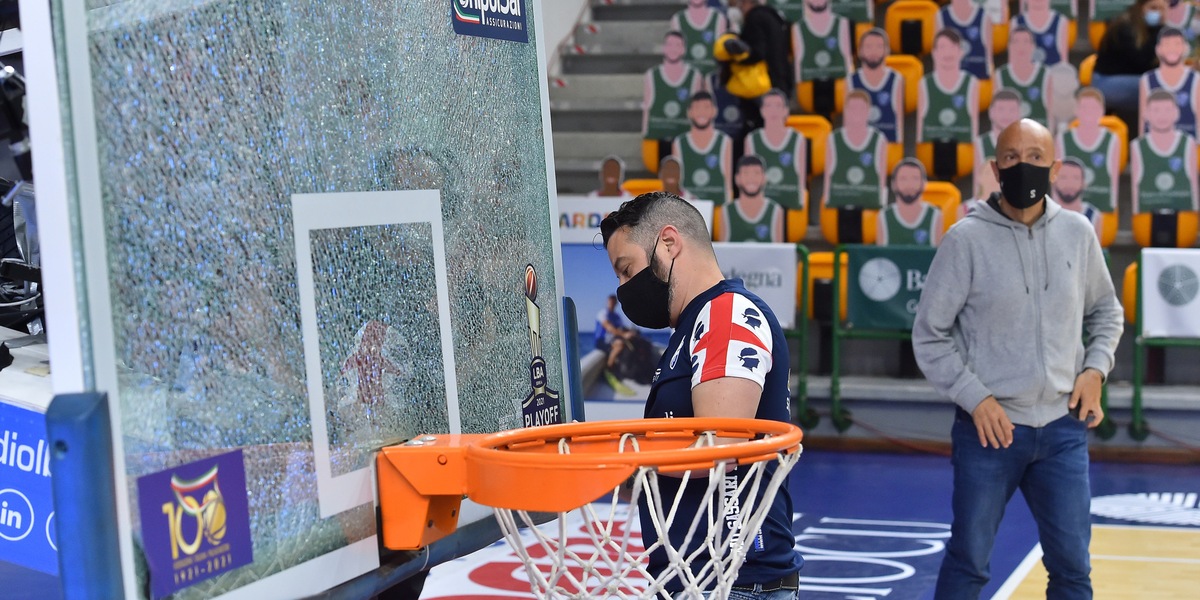 Sassari-Venezia: si rompe il tabellone, 22 minuti di ritardo