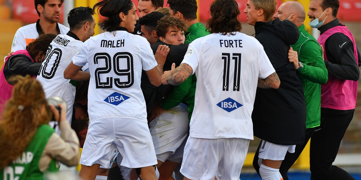 Venezia in finale playoff! A Lecce è 1-1, Mancosu fallisce un rigore